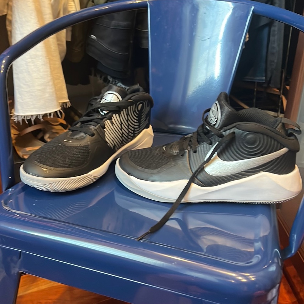 Nike Team Hustle D9 Black/White/Silver Basketball Shoes, youth size 4Y